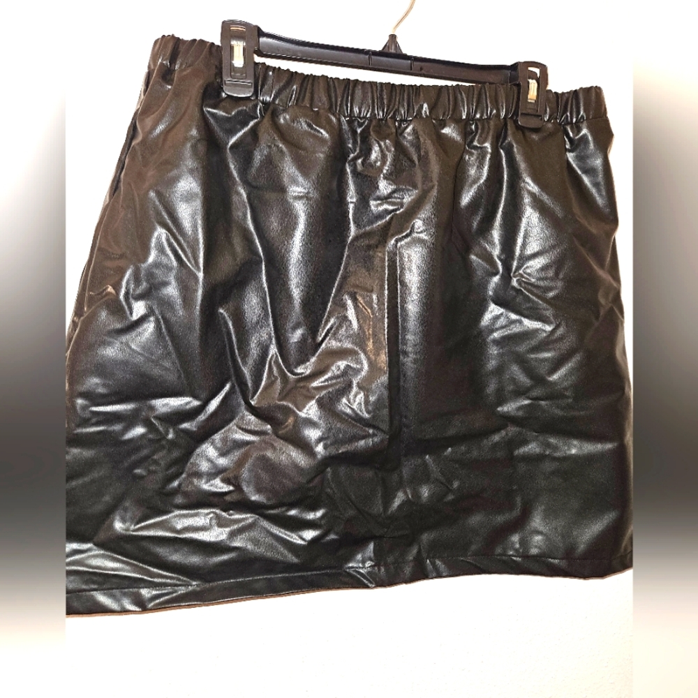 Shein mini skirt black plastic like texture, lots of stretch size, 1X